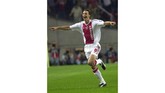 Zlatan Ibrahimovic ketika masih berseragam Ajax Amsterdam dan melawan Lyon pada ajang Liga Champions, 17 September 2002. Ketika itu Ibrahimovic masih kurang berotot. (PASCAL GEORGE / AFP)