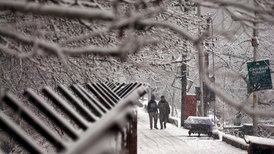 Hujan salju di bagian Kashmir India telah mengganggu lalu lintas udara, dan lalu lintas jalan antara Srinagar dan Jammu.