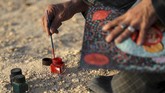 Hassan el-Shark bahkan dengan susah payah menciptakan warnanya sendiri, menggunakan kuas kecil untuk menciptakan garis bentuk objek lukisannya. (REUTERS/Mohamed Abd El Ghany)