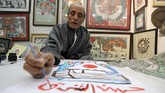 Seniman Hassan el-Shark mendapatkan banyak pujian berkat karyanya yang menjaga seni lukis tradisional Mesir dan menggunakan bahan-bahan dari alam. (REUTERS/Mohamed Abd El Ghany)