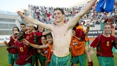 Cristiano Ronaldo memiliki tubuh yang kurang berotot ketika merayakan kemenangan bersama timnas Portugal U-21 di Toulon, 21 Juni 2003. (Photo by (GERARD JULIEN / AFP)