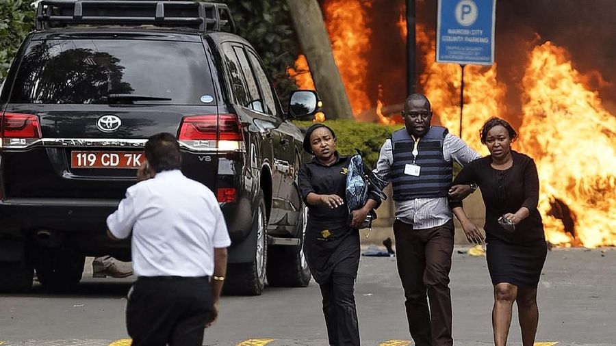 Para ekstremis melancarkan serangan mematikan ke sebuah hotel mewah di ibu kota Kenya.