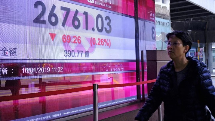 An electronic board shows Hong Kong share index outside a local bank in Hong Kong, Wednesday, Jan. 16, 2019. Asian markets are mixed as poor Japanese data and worries about global growth put a damper on trading. (AP Photo/Vincent Yu)