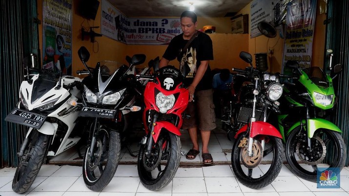 Pengunjung melihat motor yang di jual di Dealer motor di Kawasan Rawa Bebek, Jakarta, Rabu (16/1). Otoritas Jasa Keuangan (OJK) akan menerapkan aturan uang muka (DP) 0% multifinance pada bulan ini. Multifinance yang ingin memberikan DP 0%, Multifinance harus memiliki non performing finance (NPF) multifinance di bawah 1%. dengan peringkat tingkat kesehatan, sehat.  (CNBC Indonesia/Muhammad Sabki)