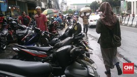 Dishub DKI Imbau Warga Pilih Parkir Resmi di Tanah Abang