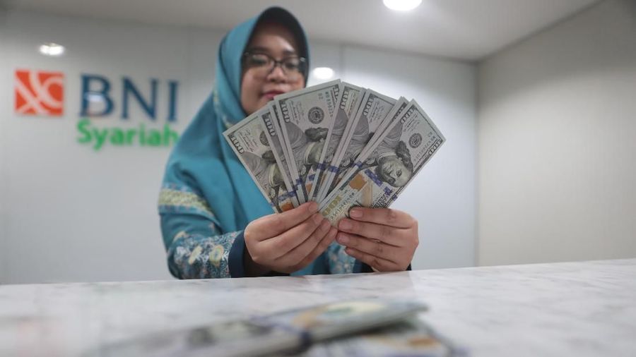 Penguatan Rupiah terhadap dolar Amerika Serikat (AS) di pasar spot pada siang ini kembali berlanjut.