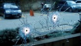 Aparat masih menutup lokasi itu. Suara letusan senjata terdengar dari kejauhan ketika aparat mulai merangsek ke lokasi kejadian. (REUTERS/Baz Ratner)