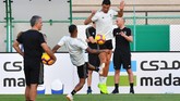 Penyerang Juventus Douglas Costa berebut bola dengan Cristiano Ronaldo. Si Nyonya Tua berharap banyak Ronaldo mampu mewujudkan impian klub tersebut. (Photo by GIUSEPPE CACACE / AFP or licensors / AFP)