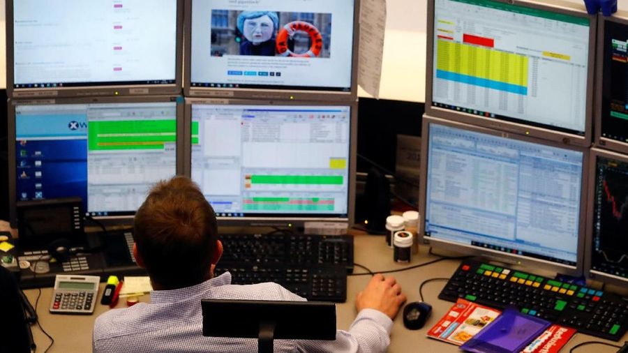 Di zona euro, indeks DAX 30 Frankfurt turun 0,2% menjadi 11.189,59 poin sementara CAC 40 Paris dibukan flat pada 4.889,34.