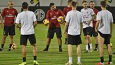 Gennaro Gattuso memberikan arahan kepada para pemainnya pada sesi latihan. (Photo by Fayez Nureldine / AFP)