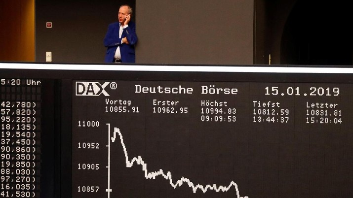 The German share prize index DAX board is photographed early afternoon on the day of the Brexit deal vote of the British parliament in Frankfurt, Germany, January 15, 2019. REUTERS/Kai Pfaffenbach