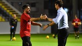 Pelatih AC Milan Gennaro Gattuso bercengkerama dengan mantan rekan setimnya Paolo Maldini. Maldini sekarang masuk dalam salah satu jajaran direksi di I Rossoneri. (Photo by GIUSEPPE CACACE / AFP or licensors / AFP)