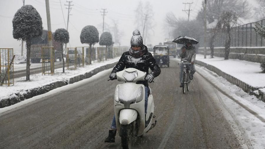 Hujan salju di bagian Kashmir India telah mengganggu lalu lintas udara, dan lalu lintas jalan antara Srinagar dan Jammu.