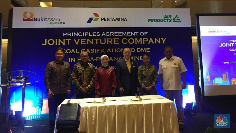 Bukit Asam, Pertamina, dan Air Products and Chemicals, Inc membuat perusahaan patungan untuk memproduksi dimetil eter (DME).