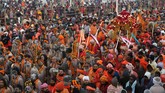 Kumbh Mela adalah sebuah festival khas India yang memakan waktu sampai delapan minggu, diikuti oleh 150 juta orang termasuk warga asing atau mereka yang datang dari luar India khusus untuk mengikuti festival. (REUTERS/Jitendra Prakash)