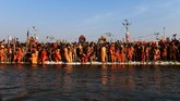 Para Naga Sadhus, atau pria Hindu suci bergantian menceburkan diri dalam sungai yang dipercaya punya sejarah penting untuk agama mereka. (REUTERS/Danish Siddiqui)