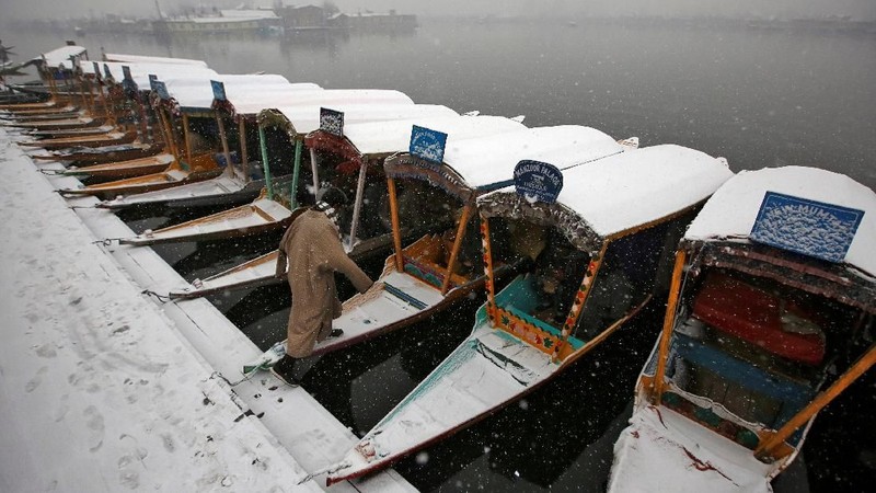 Hujan salju di bagian Kashmir India telah mengganggu lalu lintas udara, dan lalu lintas jalan antara Srinagar dan Jammu.