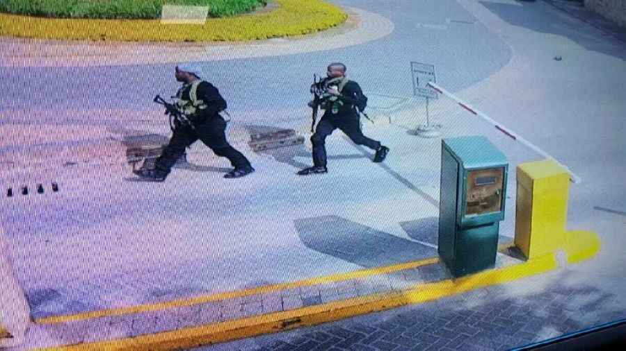 Para ekstremis melancarkan serangan mematikan ke sebuah hotel mewah di ibu kota Kenya.