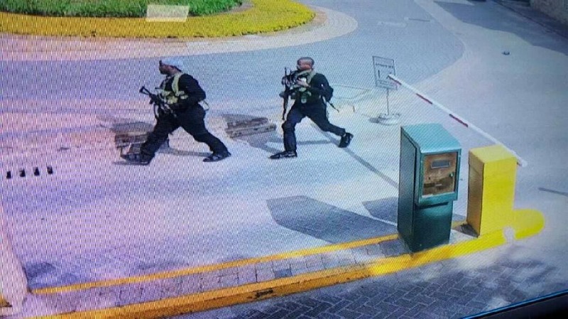 Para ekstremis melancarkan serangan mematikan ke sebuah hotel mewah di ibu kota Kenya.
