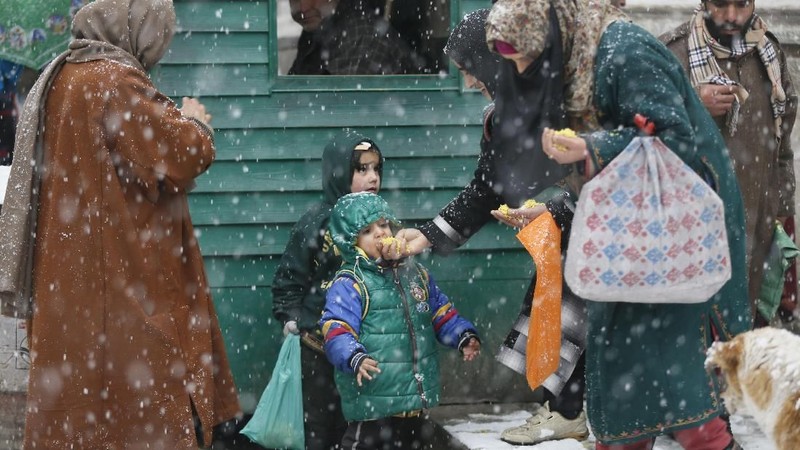 Hujan salju di bagian Kashmir India telah mengganggu lalu lintas udara, dan lalu lintas jalan antara Srinagar dan Jammu.