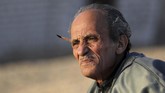 Seniman Hassan el-Shark mengambil inspirasi dari kehidupannya sehari-hari. (REUTERS/Mohamed Abd El Ghany)