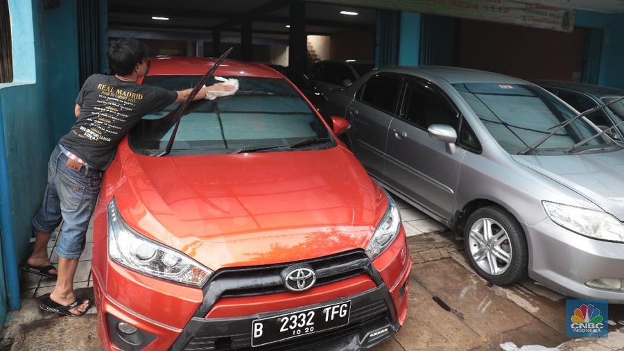 Pengunjung melihat motor yang di jual di Dealer motor di Kawasan Rawa Bebek, Jakarta, Rabu (16/1). Otoritas Jasa Keuangan (OJK) akan menerapkan aturan uang muka (DP) 0% multifinance pada bulan ini. Multifinance yang ingin memberikan DP 0%, Multifinance harus memiliki non performing finance (NPF) multifinance di bawah 1%. dengan peringkat tingkat kesehatan, sehat.  (CNBC Indonesia/Muhammad Sabki)