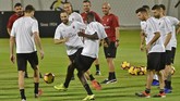 Suasana ceria ditunjukkan para pemain dan pelatih AC Milan pada sesi latihan. Striker Milan Gonzalo Higuain bahkan sempat melakukan tekel terhadap Gattuso sebagai bagian dari canda selama latihan. (Photo by Fayez Nureldine / AFP)