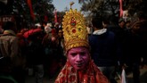 Seorang pria berpakaian sebagai dewa Hindu meminta sedekah dalam acara Shahi Snan sebagai bagian dari Kumbh Mela. (REUTERS/Danish Siddiqui)