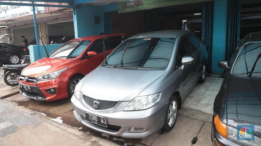 Pengunjung melihat motor yang di jual di Dealer motor di Kawasan Rawa Bebek, Jakarta, Rabu (16/1). Otoritas Jasa Keuangan (OJK) akan menerapkan aturan uang muka (DP) 0% multifinance pada bulan ini. Multifinance yang ingin memberikan DP 0%, Multifinance harus memiliki non performing finance (NPF) multifinance di bawah 1%. dengan peringkat tingkat kesehatan, sehat.  (CNBC Indonesia/Muhammad Sabki)