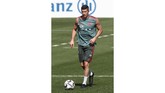 Robert Lewandowski ketika menjalani latihan bersama Bayern Munchen di Doha, Qatar, 5 Januari 2019. Foto sempat viral di media sosial karena tubuh Lewandowski yang kini jauh lebih kekar. (KARIM JAAFAR / AFP)