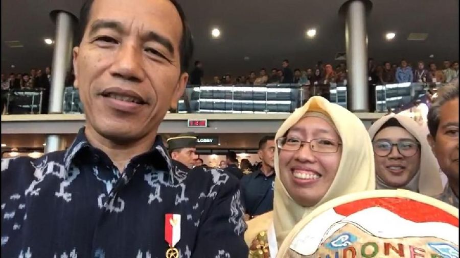 Jokowi mengunjungi salah satu booth yakni Cindy Bambu Lukis Nusantara yang memproduksi caping topi petani lukis Nusantara dan aksesoris bahan bambu.