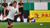 Penyerang Juventus Paulo Dybala konsentrasi mengejar bola. Dybala termasuk pemain yang pernah merumput satu tim bersama Cristiano Ronaldo dan Lionel Messi di timnas Argentina. (Photo by GIUSEPPE CACACE / AFP or licensors / AFP)
