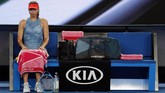 Maria Sharapova duduk di antara pertandingan melawan Rebecca Peterson. Sharapova yang merupakan unggulan ke-30 di turnamen ini menang dalam dua set langsung. (REUTERS/Adnan Abidi)