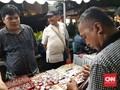 Di Sela Debat Capres, Pendukung Prabowo-Sandi Jualan Atribut