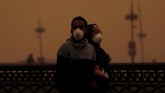 Cuaca di Kota Kairo mendadak menjadi kemerahan karena cahaya matahari terhalang badai pasir. (REUTERS/Amr Abdallah Dalsh)