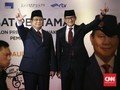Gaya Prabowo-Sandi Bawa Map dan Catatan di Debat Perdana