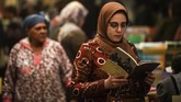 Saat datang ke Soor el-Azbakeya, pemandangan utama yang terlihat ialah rak buku tinggi berisi tumpukan buku.