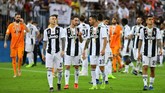 Para pemain Juventus Federico Bernardeschi, Mattia De Sciglio, Leonardo Spinazzola dan Joao Cancelo berjalan mengelilingi stadion untuk merayakan gelar Piala Super Italia 2018. (REUTERS/Waleed Ali)