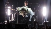 Miley Cyrus bahkan ikut bergabung malam itu, menyanyikan As Hope and Promise Fade. (REUTERS/Mario Anzuoni)