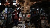 Bagi yang mau membeli buku silakan menawar harganya dengan pembeli. Tapi jika buku termasuk langka, jangan harap bisa menawarnya dengan harga nekat.