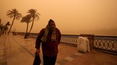 Badai pasir menerjang Ibu Kota Mesir, Kairo, dan sejumlah kota di pesisir pantai. (REUTERS/Mohamed Abd El Ghany)