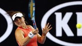 Rebecca Peterson yang merupakan petenis non-unggulan tidak mampu berbuat banyak menghadapi Maria Sharapova dan kalah dalam dua set. (REUTERS/Adnan Abidi)