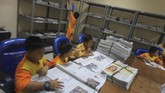 Siswa membaca koran secara bersama saat kunjungan di Monumen Pers Nasional Solo, Jawa Tengah. (ANTARA FOTO/Maulana Surya)