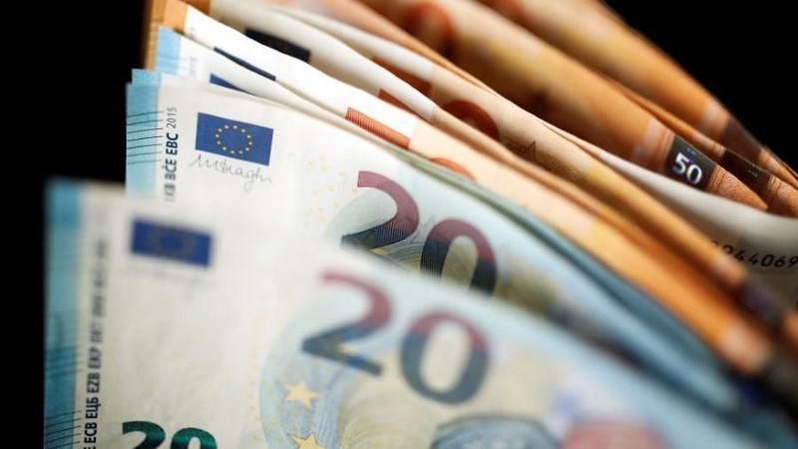 Mata uang euro bernasib naas di pekan ini, sempat melambung ke level tertinggi enam pekan terhadap dolar namun harus mengakhiri perdagangan di zona merah.