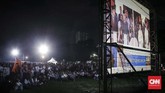 Sementara di luar Hotel Bidakara, KPU menyediakan layar lebar untuk kedua pendukung pasangan calon nonton bareng siaran debat capres perdana 2019. (CNN Indonesia/Andry Novelino0.