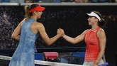 Maria Sharapova bersalaman dengan Rebecca Peterson usai pertandingan yang dia menangi hanya dalam dua set. (REUTERS/Adnan Abidi)