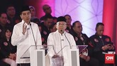 Pasangan Joko Widodo-Ma'ruf Amin saat memaparkan gagasan dan argumennya dalam debat capres perdana 2019. (CNN Indonesia/Safir Makki).