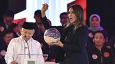 Debat capres perdana 2019 ini dimoderatori oleh Ira Koesno (kanan) dan Imam Priyono. Sebagai moderator mereka memandu jalannya debat sekaligus memberikan pertanyaan yang sudah disiapkan para panelis. (ANTARA FOTO/Sigid Kurniawan).