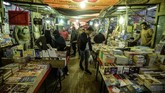 Nama pasar buku tersebut diambil dari nama taman yang berada di dekatnya. Padatnya penjual buku baru dan bekas di sini menjadikan Soor el-Azbakeya sebagai pusat literasi di Kairo.