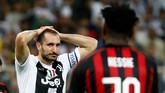 Usaha AC Milan untuk menyamakan kedudukan semakin berat setelah Franck Kessie mendapat kartu merah pada menit ke-74 karena menekel Emre Can. (REUTERS/Faisal Al Nasser)